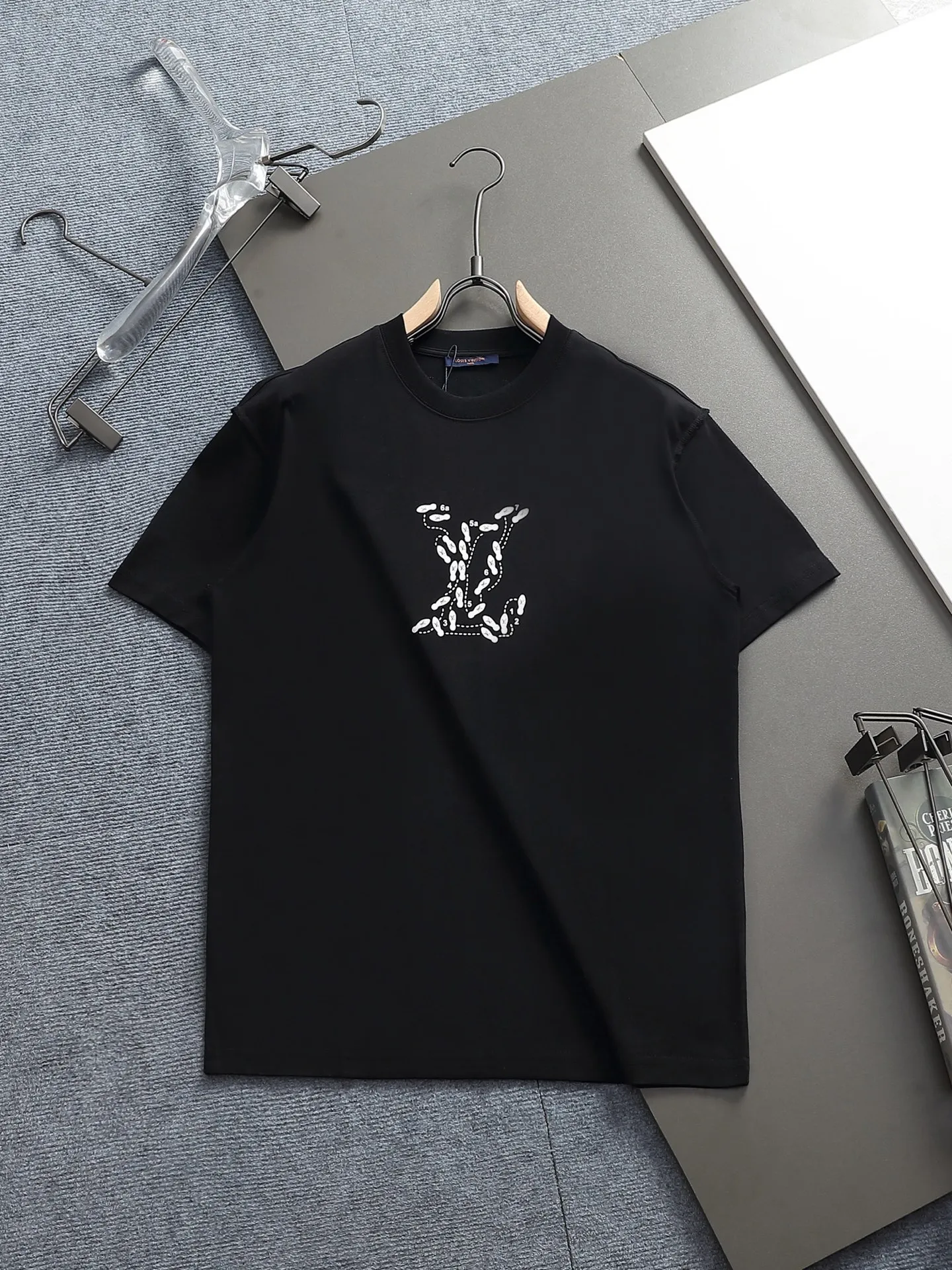 🅿️170 LV 25ss spring and summer printed short T series -1v Yayoi Kusama series pumpkin 🎃 pattern round neck short-sleeved T-shirt. Made of 32-count double yarn pure cotton 240g, washed at high temperature, will not shrink or fade. Comfortable to the touch, super texture❤️ Back-stitched cuff design, yellow back-mark embellishment, and a full set of accessories. A must-have for trendy men and trendy women, the classic drop-shoulder slightly wide version is available exclusively from stock!         ⚠️Only make high quality products, reject junk goods!  -Color: White Black -Size: XS S M L -Crowd: Unisex